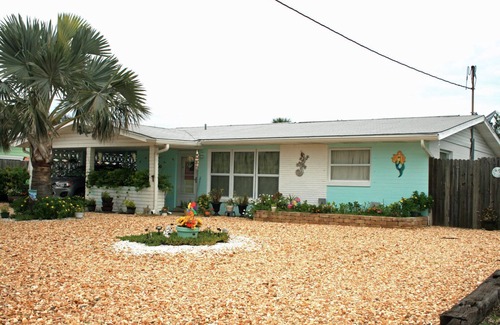 Cearra Del Ray House | Cheery Chimes bright and clean with a pool!
