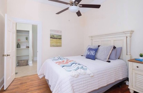 University Heights House | Cheery Downtown Duplex- 2 BR- Close to UF/ Shands