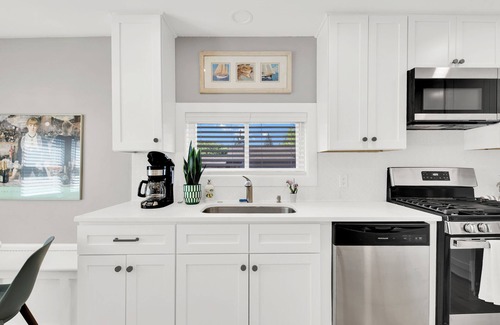 Como House | Chef's Kitchen and Hot Tub at Nymph's Haven