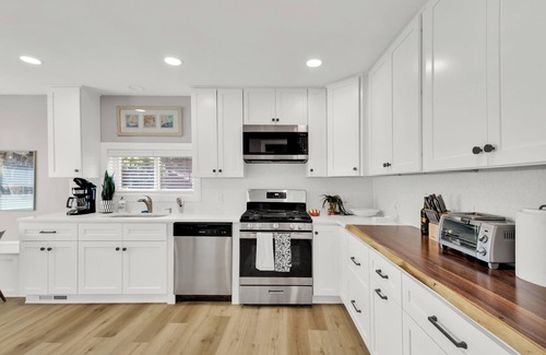 Como House | Chef's Kitchen and Hot Tub at Nymph's Haven