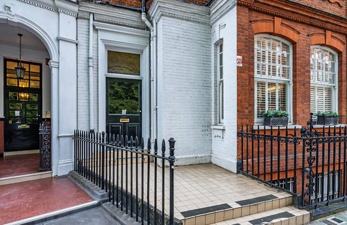 Courtfield Apartment | Chelsea pad in great location off Fulham Road