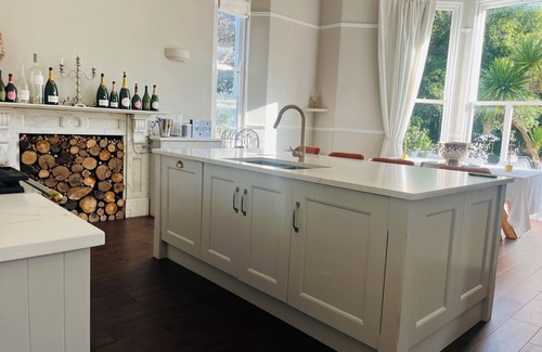 Torquay City Centre Villa | Chelston House Villa By The Sea