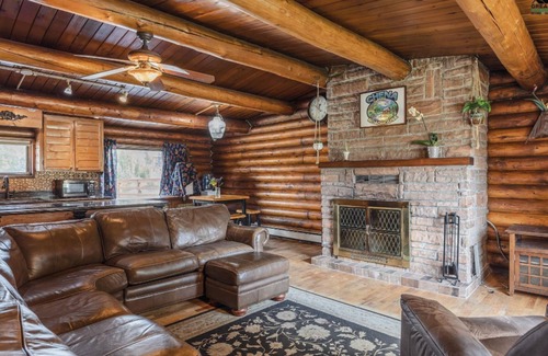 College Cabin | Chena River Roadhouse- River Front -Huge Deck- View Northern Lights & Wildlife
