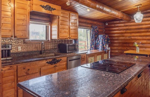 College Cabin | Chena River Roadhouse- River Front -Huge Deck- View Northern Lights & Wildlife