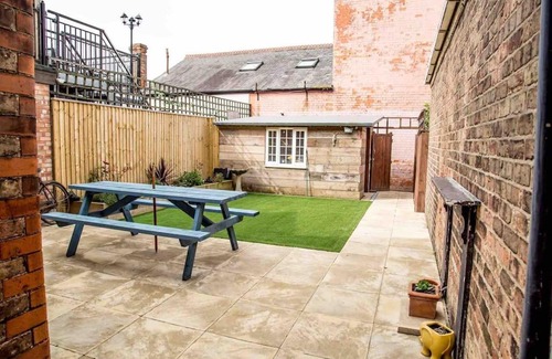 Cleethorpes Apartment | Chequer - seafront 1 bed ground floor garden flat