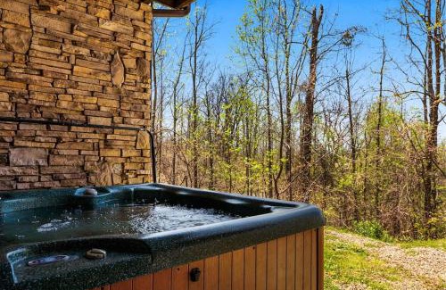 Gatlinburg - Pigeon Forge Ski Chalet | Cherokee - Lodge w - MtnViews- October Deals-HotTub-Fire Pit-GameRm