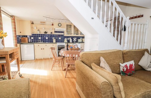 Llandysul Cottage | CHERRY COTTAGE, pet friendly, with hot tub in Newcastle Emlyn