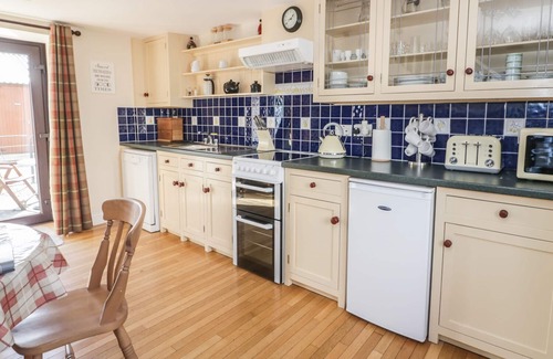 Llandysul Cottage | CHERRY COTTAGE, pet friendly, with hot tub in Newcastle Emlyn