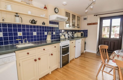 Llandysul Cottage | CHERRY COTTAGE, pet friendly, with hot tub in Newcastle Emlyn