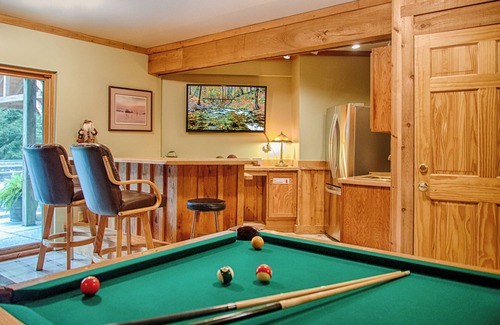 New Plymouth House | Cherry Ridge Retreat Lake House Luxury Cabin with year-round heated plunge pool!