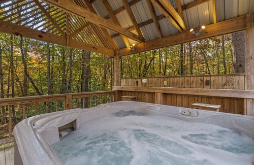 New Plymouth Cabin | Cherry Ridge Retreat Luxury Cabin Whispering Pines, w/hot tub and private pond!