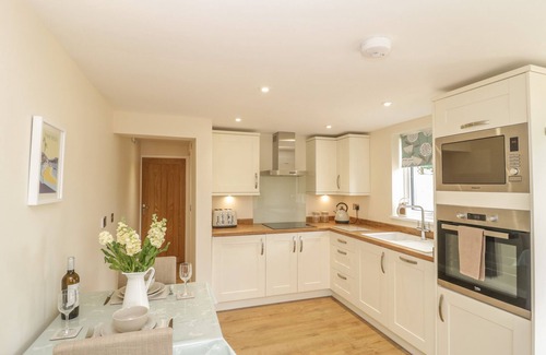 Kilmington Cottage | CHERRY TREE LODGE, family friendly in Kilmington, Devon