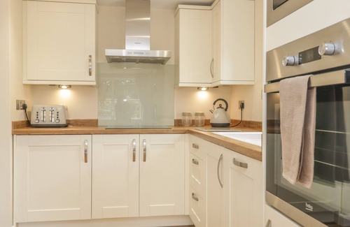 Kilmington Cottage | CHERRY TREE LODGE, family friendly in Kilmington, Devon