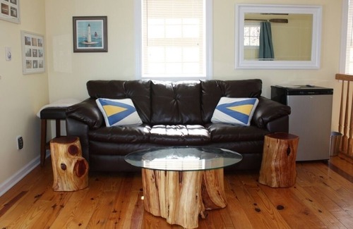 Foster Cottage | Chesapeake Bay Waterfront Cottage w/Pool, Pier, Kayaks, Mini golf, Wifi 1BR/1Bth