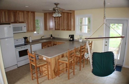 Foster Cottage | Chesapeake Bay Waterfront Cottage w/Pool, Pier, Kayaks, Mini golf, Wifi 1BR/1Bth