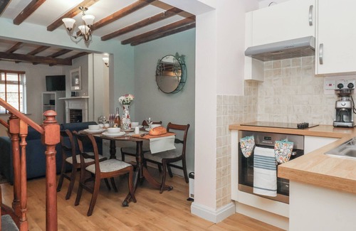 Driffield Cottage | CHESTNUT COTTAGE, pet friendly, with open fire in Great Driffield
