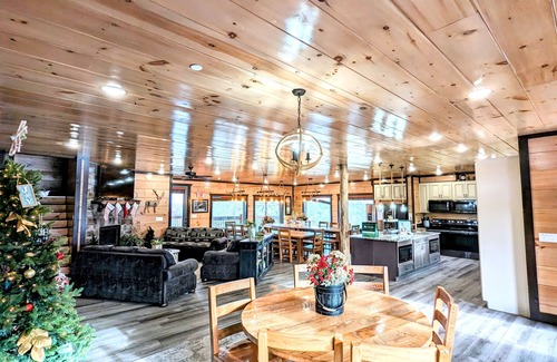 Sevierville Cabin | Chestnut Oak Lodge by OakRidgeStays: 12 Bedrooms, Sleeps 45, Theater, Pool