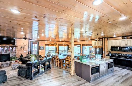 Sevierville Cabin | Chestnut Oak Lodge by OakRidgeStays: 12 Bedrooms, Sleeps 45, Theater, Pool