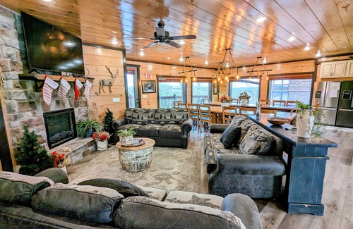 Sevierville Cabin | Chestnut Oak Lodge by OakRidgeStays: 12 Bedrooms, Sleeps 45, Theater, Pool