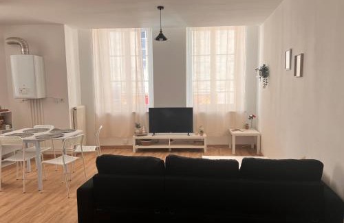 Verdun Apartment | Chez Jean&Véro Appartement relaxant - Centre Ville Verdun - Géré par PrestaZen'Services