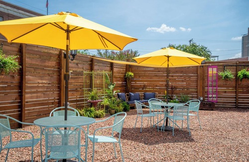 Downtown House | Chez La Fête - Guesthouse & Backyard