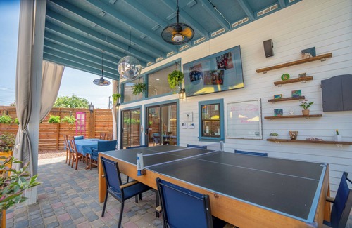 Downtown House | Chez La Fête - Guesthouse & Backyard