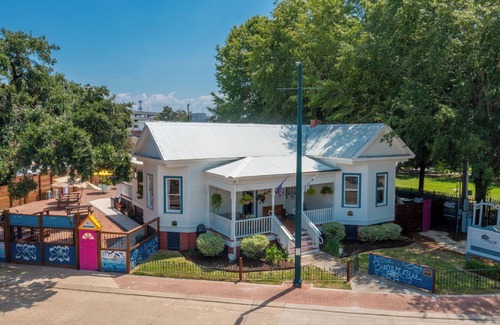 Downtown House | Chez La Fête - Guesthouse & Backyard