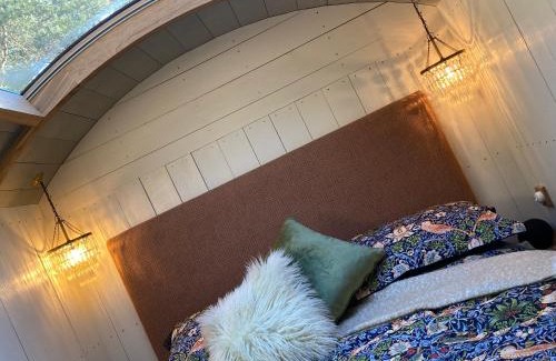 Holt House | Chez Maurice Luxury Shepherds Hut with Bath and Hot Tub
