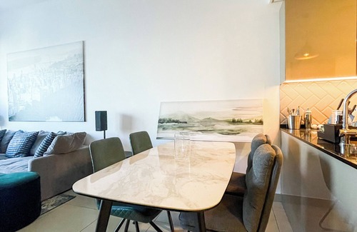 Jumeirah Village Circle House | Chic 1-bedroom apartment with WiFi, AC in amazing Dubai