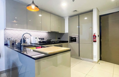 Jumeirah Village Circle House | Chic 1-bedroom apartment with WiFi, AC in amazing Dubai