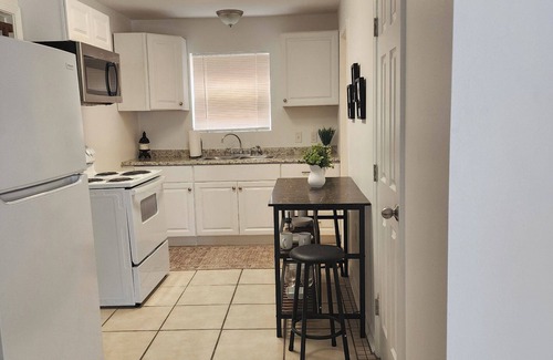Highlands - Perkins Apartment | Chic 1-bedroom corporate apartment with AC, WiFi in marvelous Baton Rouge
