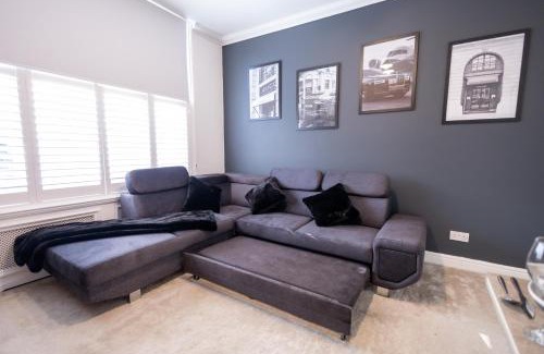 Addison Apartment | Chic 1-Bedroom Flat - 10 Min Walk to Westfield London