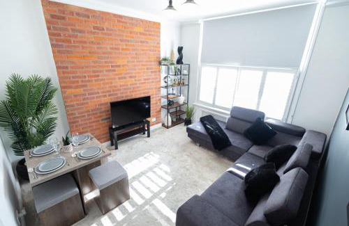 Addison Apartment | Chic 1-Bedroom Flat - 10 Min Walk to Westfield London