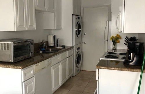 West Hollywood Apartment | Chic 1-bedroom with AC, fitness room, WiFi in vibrant West Hollywood