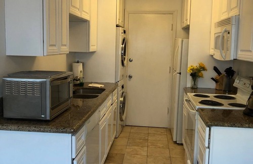 West Hollywood Apartment | Chic 1-bedroom with AC, fitness room, WiFi in vibrant West Hollywood