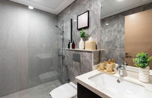 Jumeirah Village Circle Apartment | Chic 1BDR - Sunset Views - Designer's Choice - Huge Corner Balcony - New Building - Heart of JVC