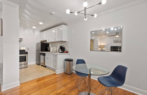 Neartown Apartment | Chic 1BR Apartment in the Heart of Montrose, Walk to Restaurants and Bars