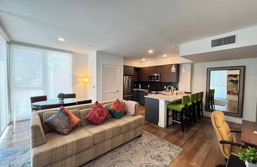 Wilshire Center House | Chic 1BR Deluxe in DTLA Near K-Town & Staples, with Rooftop, WIFI, AC and Gym