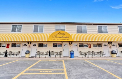 Old Orchard Beach Apartment | Chic 2-Bedroom Seaside Getaway