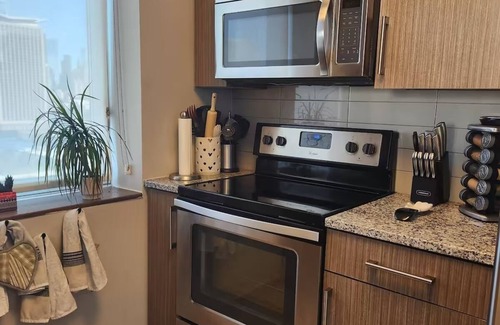 Newport Apartment | Chic 2-bedroom apartment with Manhattan views!