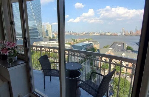 Newport Apartment | Chic 2-bedroom apartment with Manhattan views!