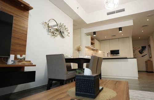 Dubai Apartment | Chic 2-bedroom apartment with fitness room, WiFi in vibrant Dubai