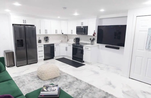 Prospect Lefferts Gardens Apartment | Chic 2-bedroom apt, Brooklyn, AC, WiFi, close to train, restaurants, supermarket