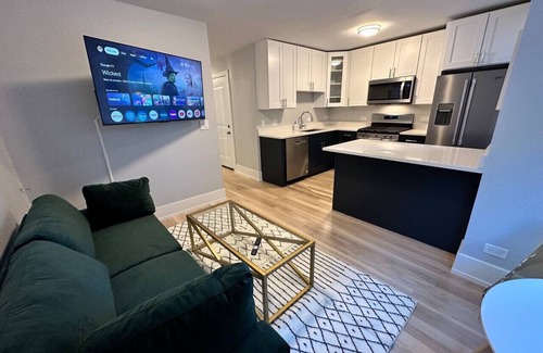 Near North Side Apartment | Chic 2-Bedroom Condo in Gold Coast – Modern & Newl