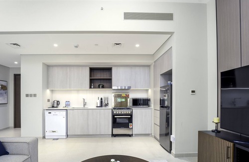 Dubai Apartment | Chic 2 BR in Vida Residences Canal View