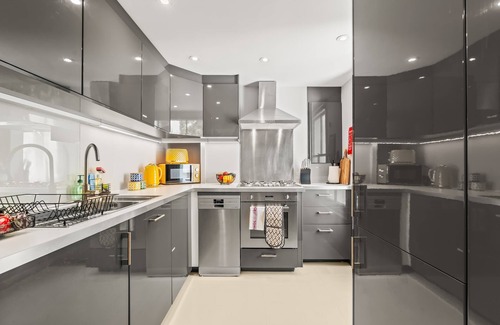 Addison Apartment | Chic 2BR Duplex Home, W London with Private Patio!