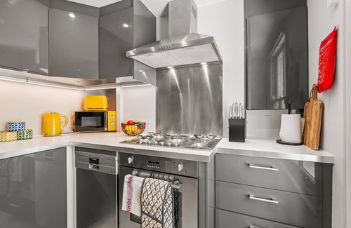 Addison Apartment | Chic 2BR Duplex Home, W London with Private Patio!
