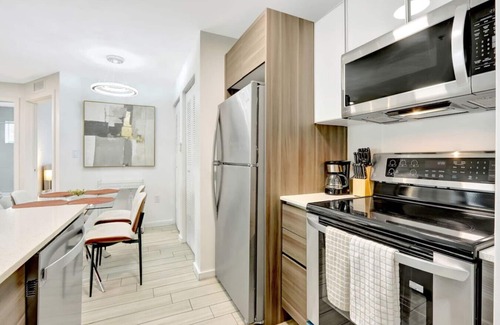 Midtown Apartment | Chic 2BR Edgewater Condo w/Views + Balcony