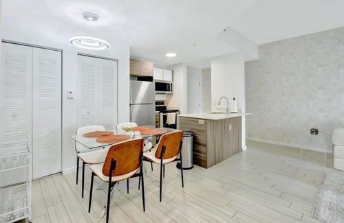 Midtown Apartment | Chic 2BR Edgewater Condo w/Views + Balcony