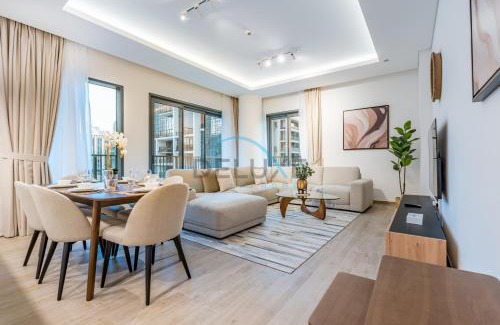 Al Wasl Apartment | Chic 2BR in Central Park Building 1, Al Wasl by Deluxe Holiday Homes